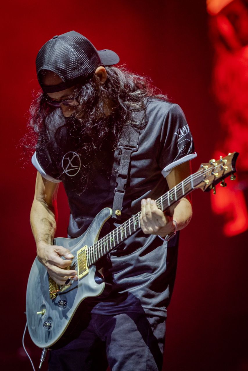 Electric guitar performance
